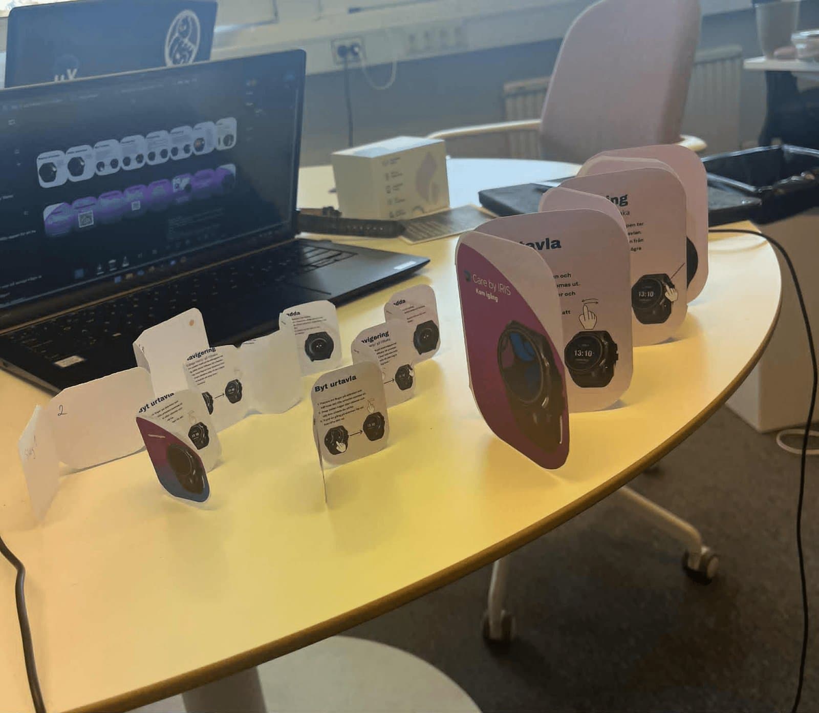 Utskrivna prototyper av kom igång-guiden för klockan, under iteration på kontoret